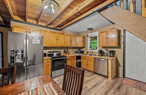 Sevierville Cabin | Pet-friendly 3BD Cabin w/HOT TUB! FirePit +Arcade