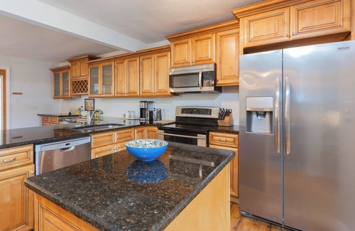 Savannah House | Pet-Friendly 3BR Home w/Stocked Kitchen, Large Yard & Laundry – Sleeps 6
