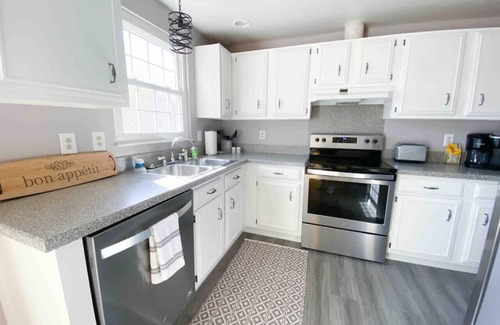 McAlpine Apartment | Pet-Friendly 4BR |Charlotte Home-BBQ-Fenced Yard