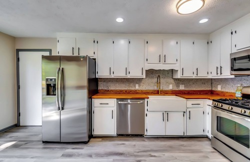 Acworth House | Pet-Friendly 4BR Home w/Full Gym, 3BT and Patio by Ballparks in Woodstock