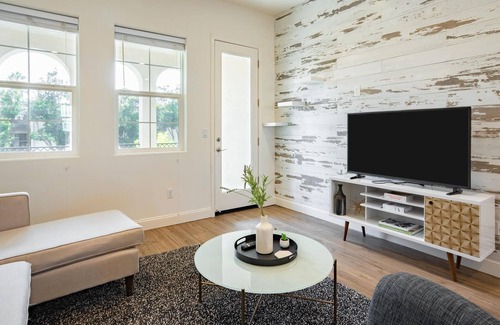Newark House | Pet-Friendly 4BR House in Newark with Parking