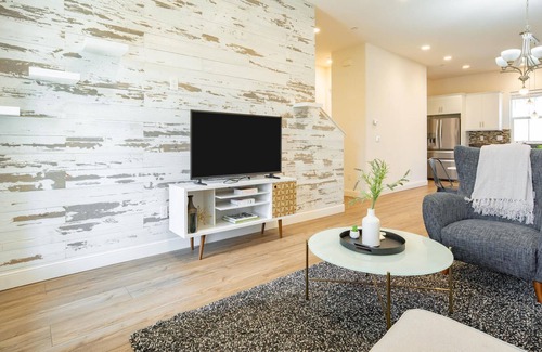 Newark House | Pet-Friendly 4BR House in Newark with Parking