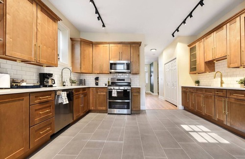 Larimer House | Pet Friendly+6BR+Free Parking+5 Min From Bakery Sq