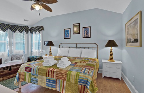 Southport Cottage | PET FRIENDLY Adorable 3 bedroom/3 bath cottage in convenient island location.