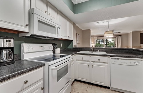 American Beach House | Pet Friendly | Beautifully Furnished 2nd Floor SailmakerTownhome | 2.5 Minute Walk to the Beach