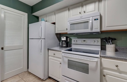 American Beach House | Pet Friendly | Beautifully Furnished 2nd Floor SailmakerTownhome | 2.5 Minute Walk to the Beach