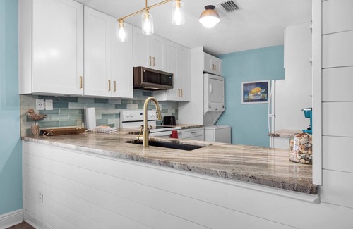 Sugar Beach Condo | Pet Friendly 🐶 Beachview 102 - Flaming Sunrise 🌅