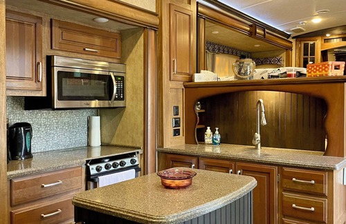 Thomas Drive House | Pet friendly, beautiful lakefront property that sleeps up to 15 people