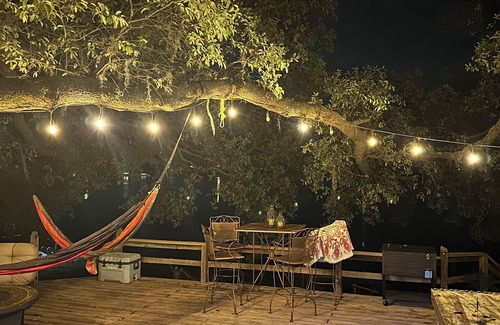 Thomas Drive House | Pet friendly, beautiful lakefront property that sleeps up to 15 people