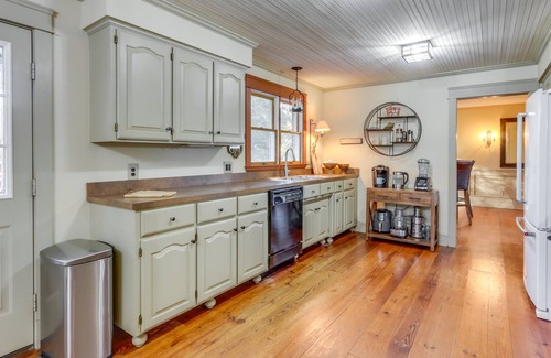 Benton County House | Pet-Friendly Bentonville Retreat w/ Peaceful Deck!