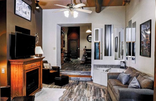 Canal Park Condo | Pet-Friendly Canal Park Condo|Near Lakewalk| Pool| Sauna| Gym