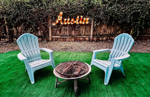 Bouldin House | Pet-Friendly Chic SoCo Bungalow with yard, w/d, full kitchen