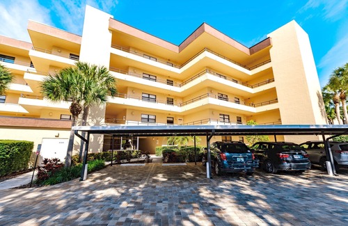 Siesta Key Condo | Pet-friendly condo a short walk from private beach & fishing dock on bay