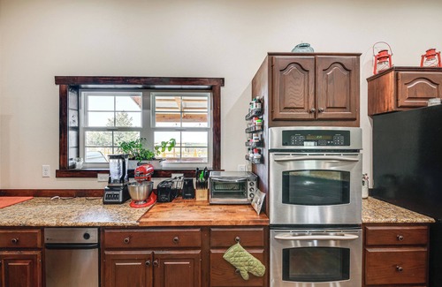 Lingle House | Pet Friendly 'Daydreamers Guest Ranch' on 60 Acres