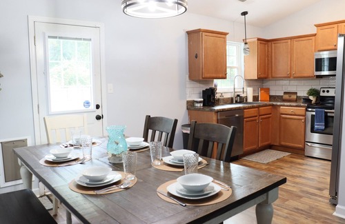 Westgate House | Pet-Friendly Family Retreat w/Fenced Yard 10 Mins to Camp Lejeune