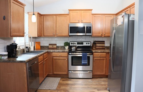 Westgate House | Pet-Friendly Family Retreat w/Fenced Yard 10 Mins to Camp Lejeune