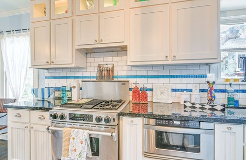 San Jacinto House | Pet-Friendly Galveston Bungalow, 1/2 Mi to Beach!