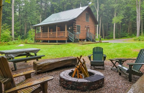 Glenfield Cabin | Pet-Friendly Glenfield Vacation Rental on River!