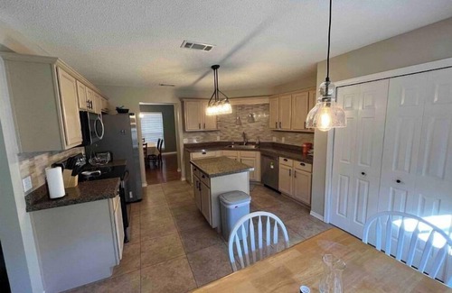 Crestview House | Pet Friendly Haven Ideal for Families