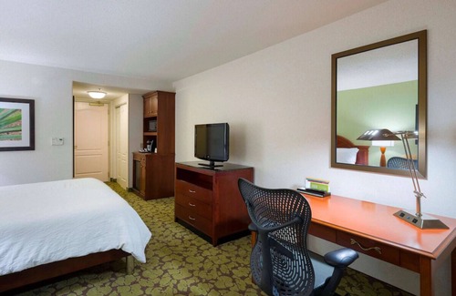 Silver Lane Hotel | Pet-Friendly Haven with Indoor Pool & On-Site Dining in Hartford