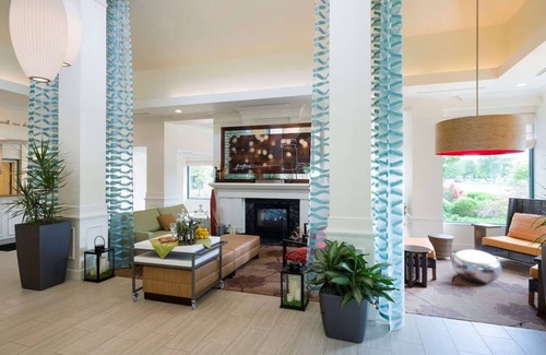 Silver Lane Hotel | Pet-Friendly Haven with Indoor Pool & On-Site Dining in Hartford