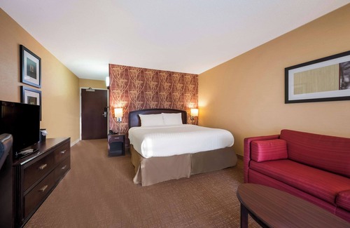 Novi Hotel | Pet-Friendly Haven with Swimming Pool, Near Suburban Collection Showplace