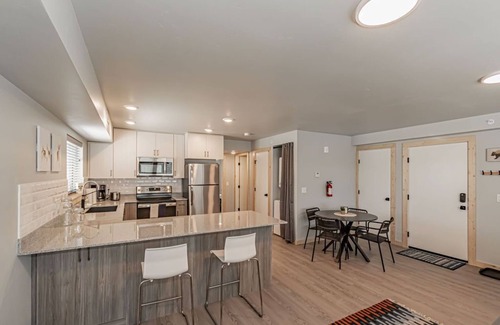 Rexburg Condo | Pet Friendly! Heart of Rexburg close to Jackson Hole,Yellowstone Nat park & BYUI