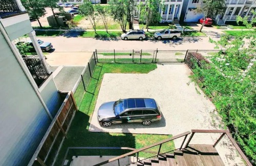 Greater Heights House | Pet friendly Heights guesthouse with gated parking