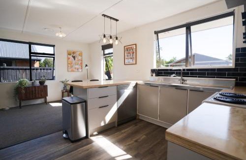 Lowburn House | Pet friendly holiday home and spa in sunny Cromwell