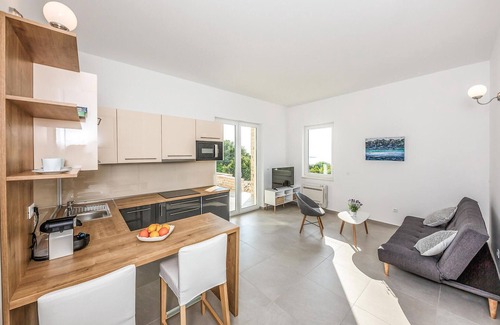 Lun House | Pet friendly home in Lun