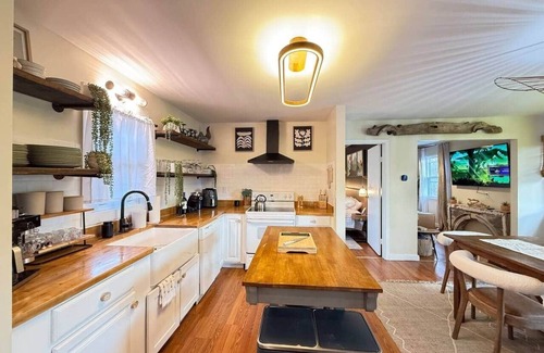 Hudson Cottage | Pet-Friendly Hudson Escape w/ Hot Tub