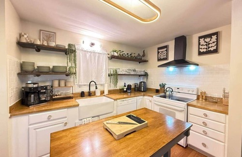 Hudson Cottage | Pet-Friendly Hudson Escape w/ Hot Tub
