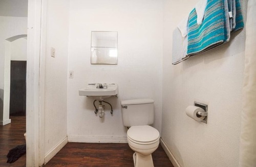 North Beach Hotel | Pet Friendly King Room Near Beach Attractions & Aquarium