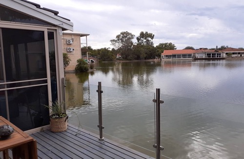 South Yunderup House | Pet friendly, Lakeside retreat private secluded waterfront cottage with spa