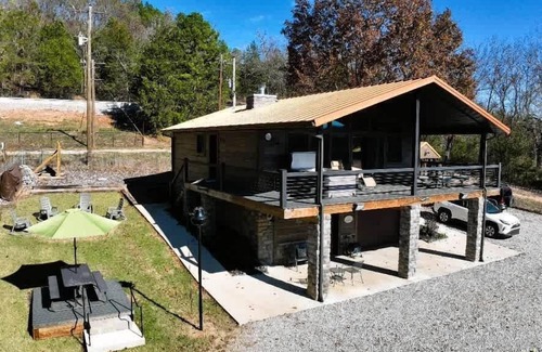Eureka Springs Cabin | Pet Friendly, Lake Access, Hot Tub, New Cabin