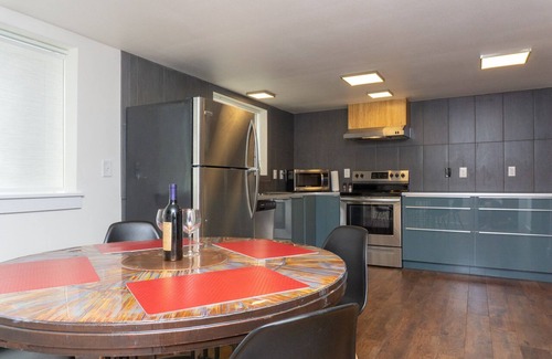 St. Johns Apartment | Pet Friendly Luxury King Suite in fun location
