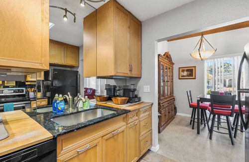 Whitfield House | Pet Friendly. Minutes to Beaches. Charming 2-bedroom house in adorable Sarasota.