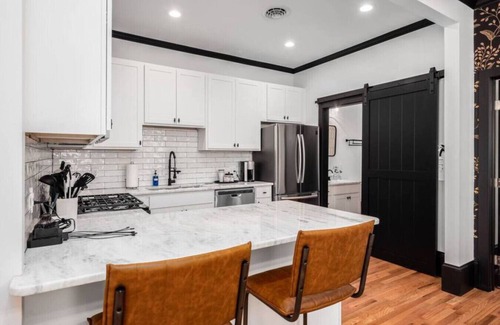 Downtown Columbus Apartment | Pet Friendly | Modern Touches | Walk to Bars