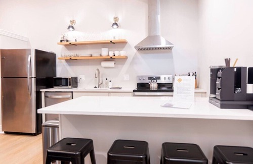 Victorian Village Apartment | Pet Friendly | Modern Touches | Walk to Bars