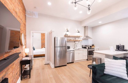 Victorian Village Apartment | Pet Friendly | Modern Touches | Walk to Bars