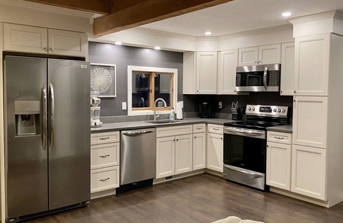 Alpine Village House | Pet friendly Mountain Retreat-Newly remodeled with comfort & cleanliness in mind