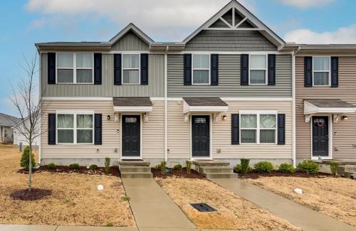 Nashville House | Pet-Friendly Nashville Townhome 10 Mi to Dtwn