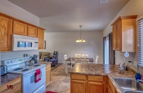 Kanab Condo | Pet Friendly pool and hot tub! Close to Zion!