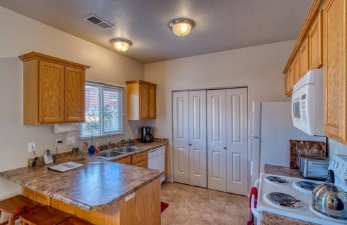 Kanab Condo | Pet Friendly pool and hot tub! Close to Zion!