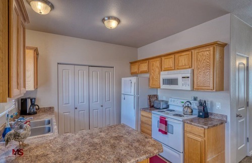 Kanab Condo | Pet Friendly pool and hot tub! Close to Zion!