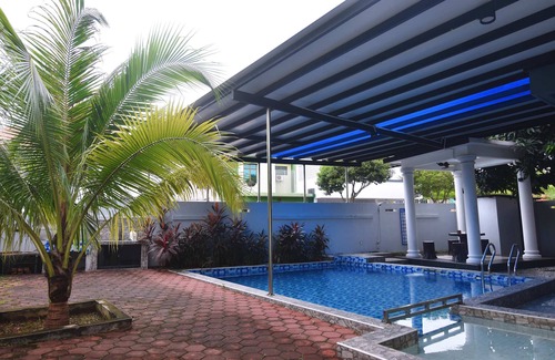 Tebrau House | Pet-Friendly Private Pool Retreat Home