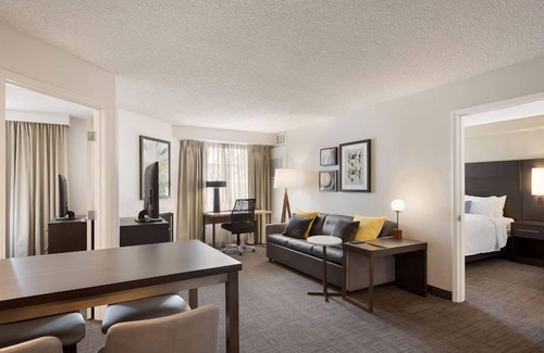 Reno/Tahoe Airport Hotel | Pet-friendly Property! w/Full Kitchen, Onsite Parking, FREE Breakfast!