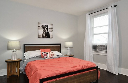 South Hills House | Pet Friendly Quiet Bungalow Minutes to Southside and the Trolly to the Stadiums