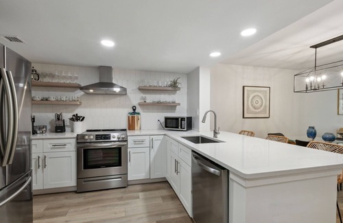Fernandina Beach Condo | Pet Friendly | Remodeled Beachwood Condo | Pool/Pond/Golf Course View | Beach Across the Street