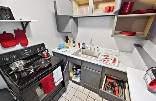 Aurora Apartment | Pet Friendly/RedStudio1116F/FastWiFi/BigTV/FreePKG/near Downtown Aurora.